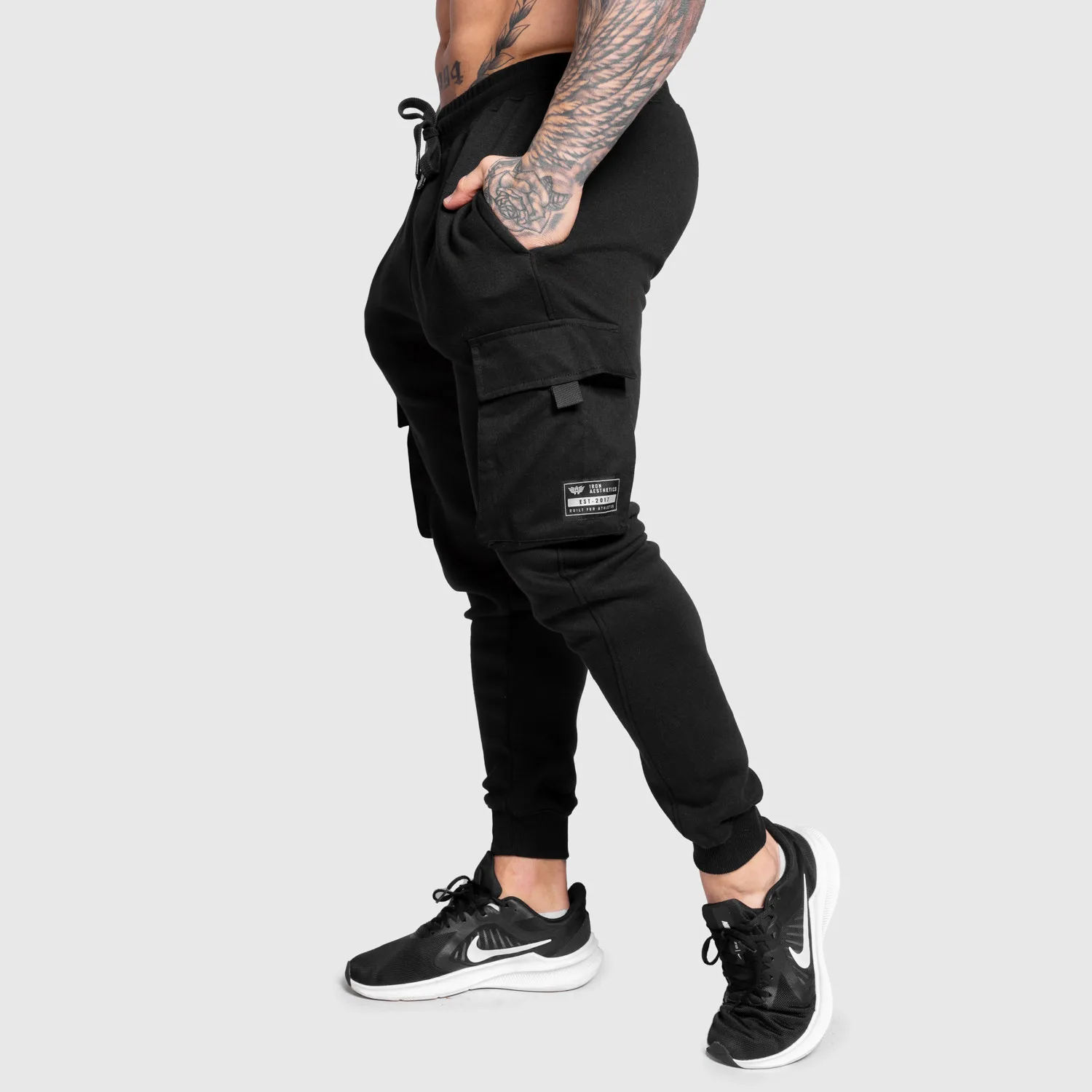 Pánske tepláky Iron Aesthetics Cargo Joggers, čierne-1
